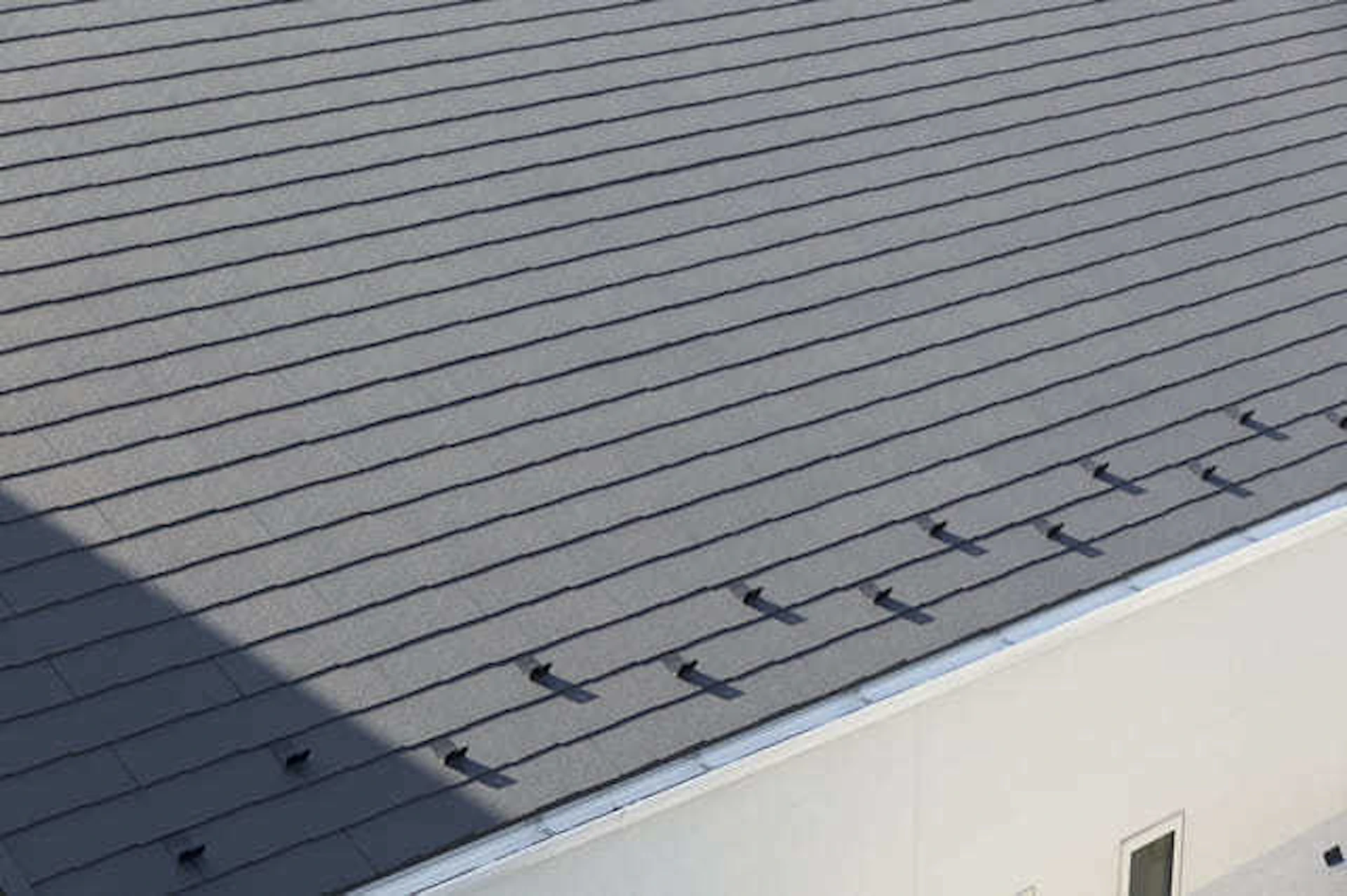 屋根の雪止めとは？取り付ける必要はある？