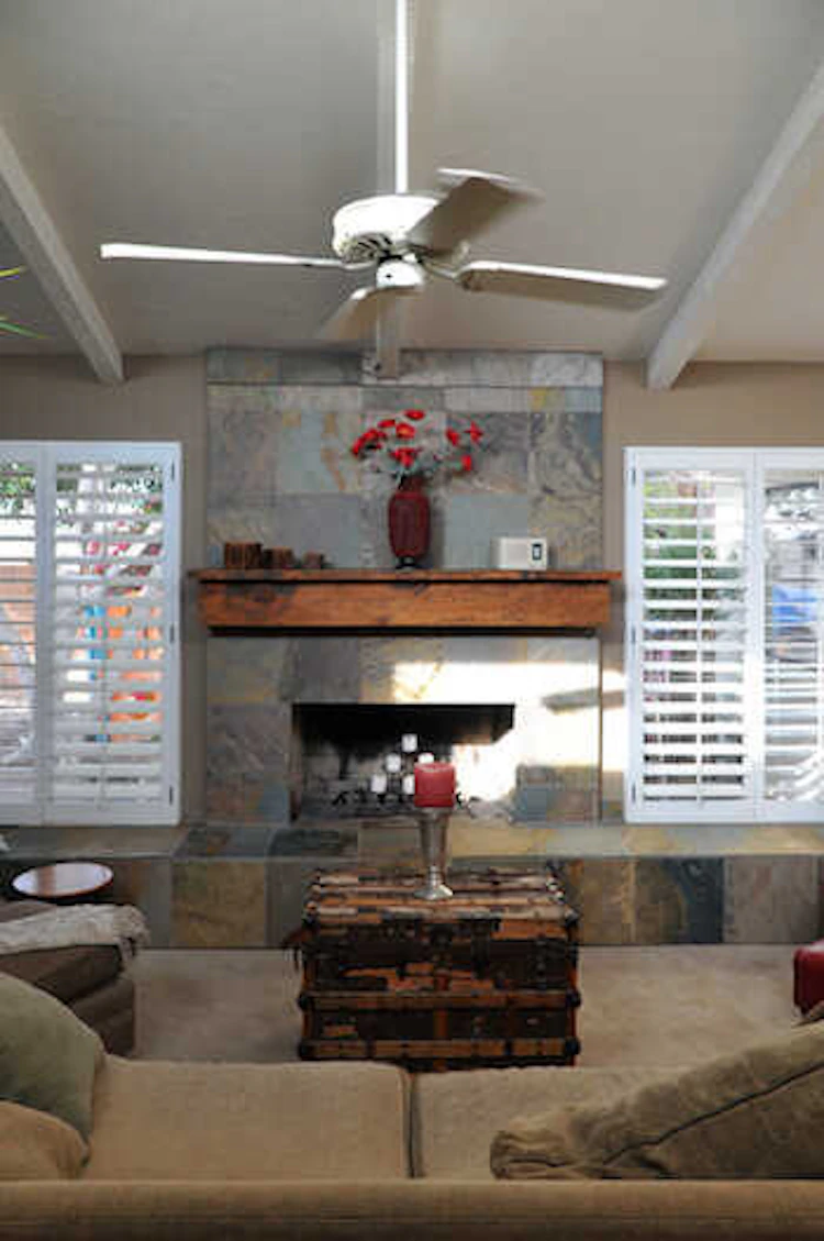 シーリングファンのあるリビング