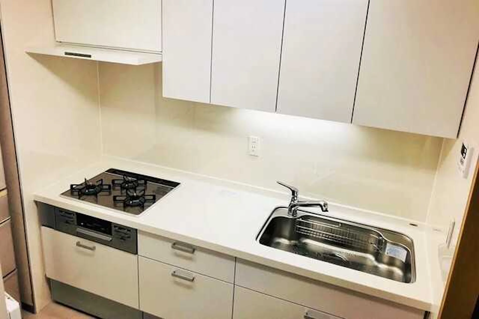 リクシル『リシェル』で白いキッチンに