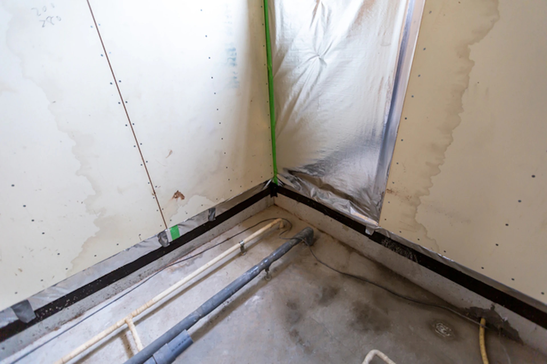 ユニットバスから水漏れする6つの原因と対処法｜修理業者の選び方もご紹介