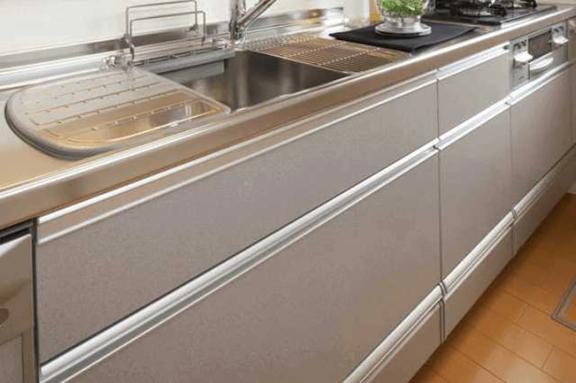 ライン取っ手のキッチン