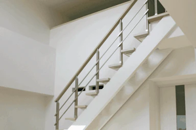 ロフトへ続く階段を造作