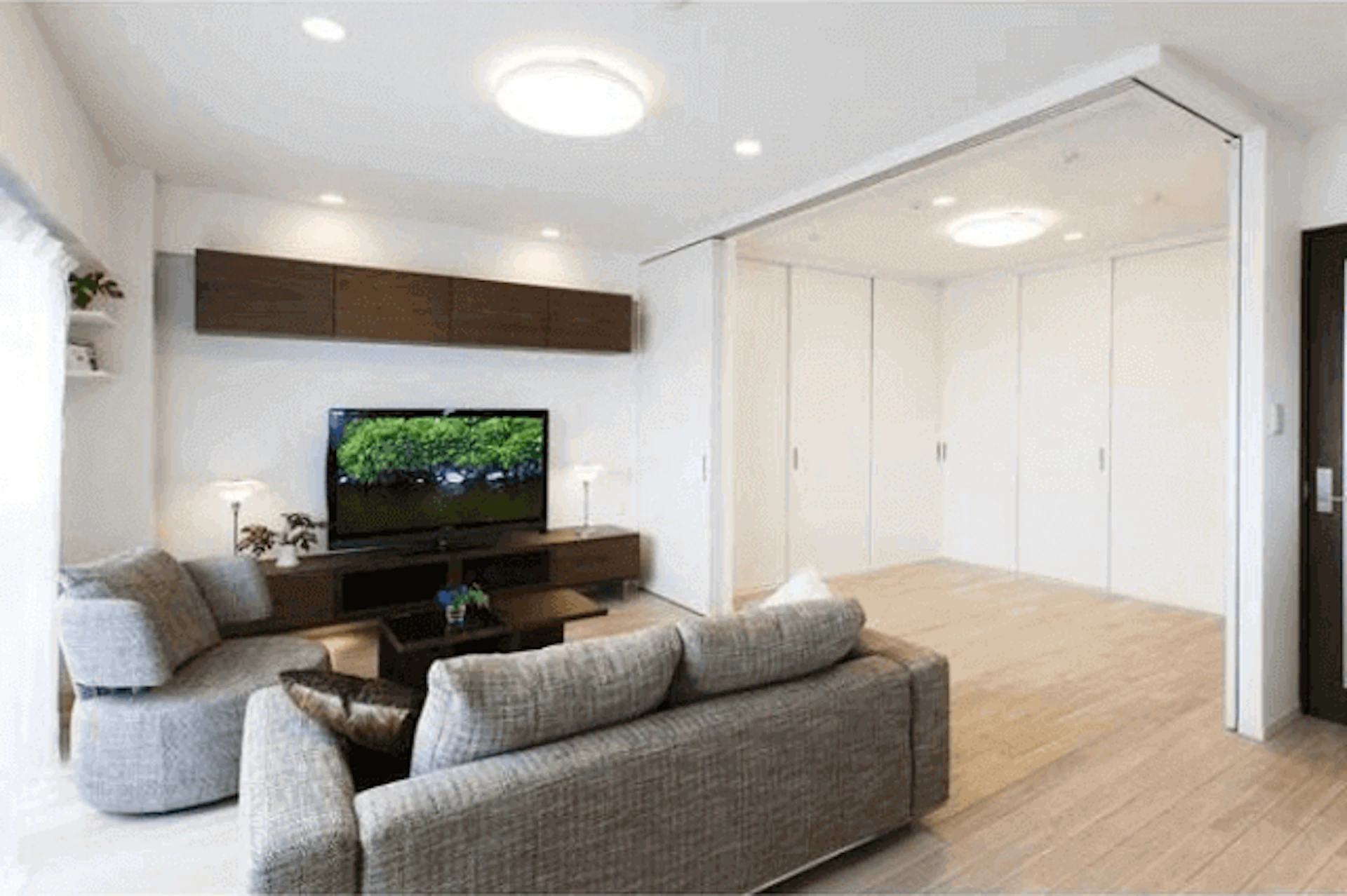 事例8 白を基調に、間仕切り扉も設置した機能的な居間