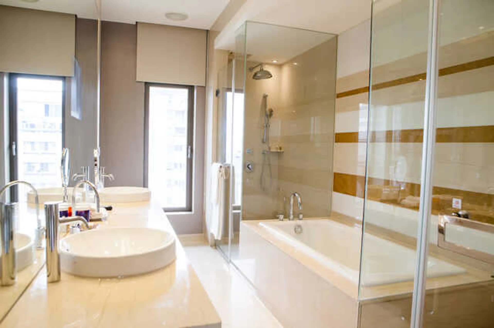 サムネイル:実は人気!?ガラス張りのお風呂のメリット・デメリットとリフォーム費用