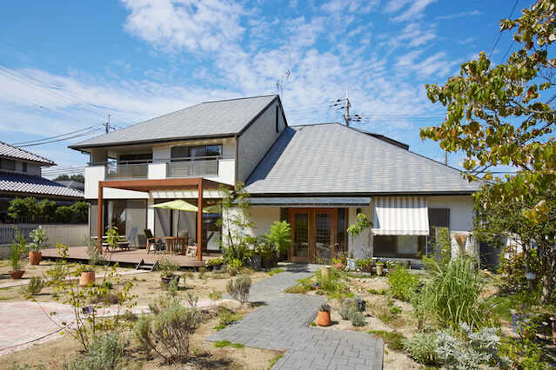 人気の屋根瓦・屋根材の色は？塗装する色によって室内の温度や遮熱効果の違いも！