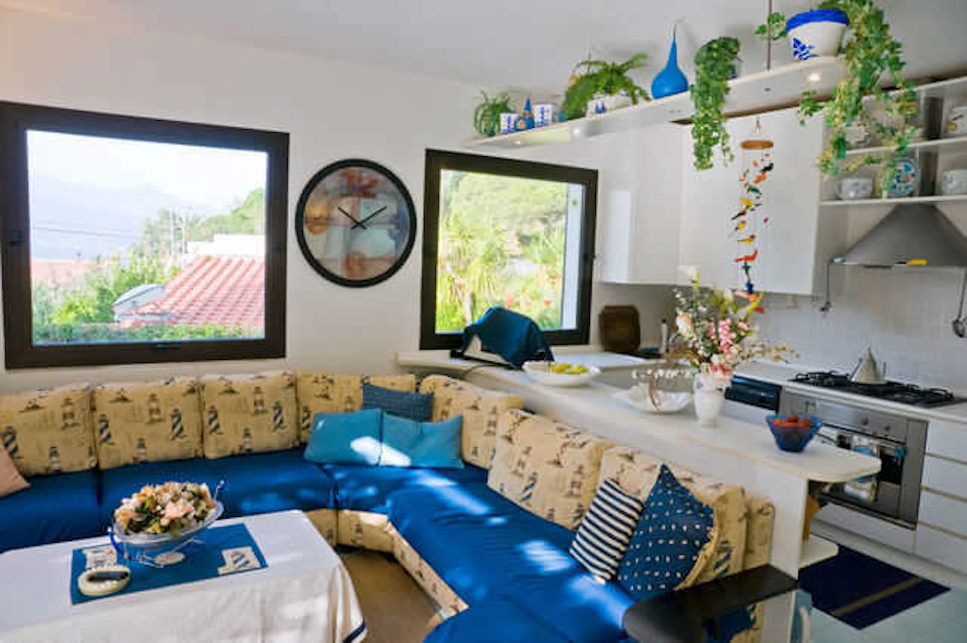 カウンターを背面にベンチを設置