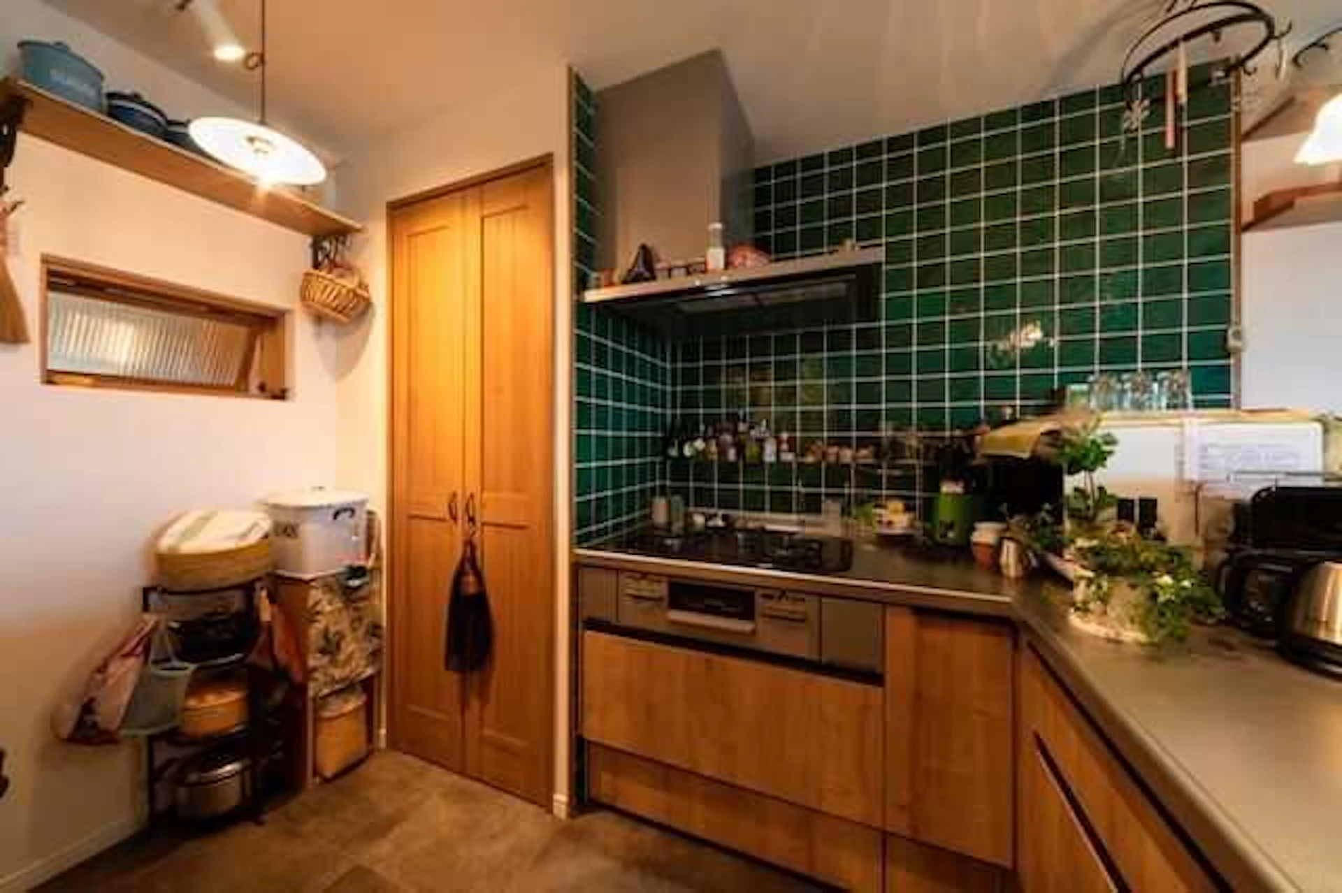 木目調の洋風なL型キッチンの写真