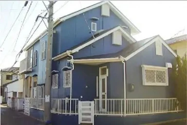 鮮やかなネイビーカラー