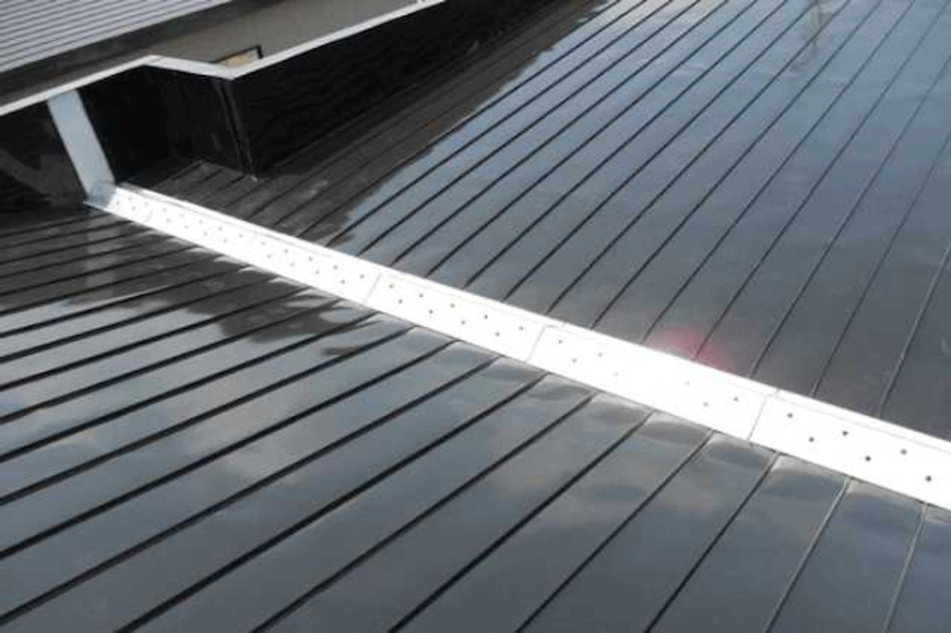 バタフライ屋根・スノーダクト式無落雪屋根の特徴