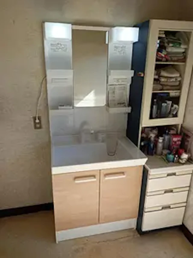 事例1： 洗面台の水漏れにより腐った箇所も補修