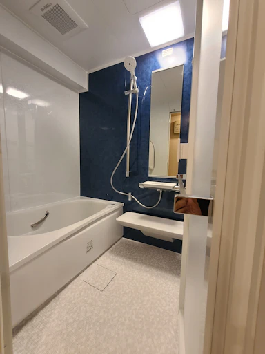 【50〜100万円】鮮やかなブルーのユニットバス