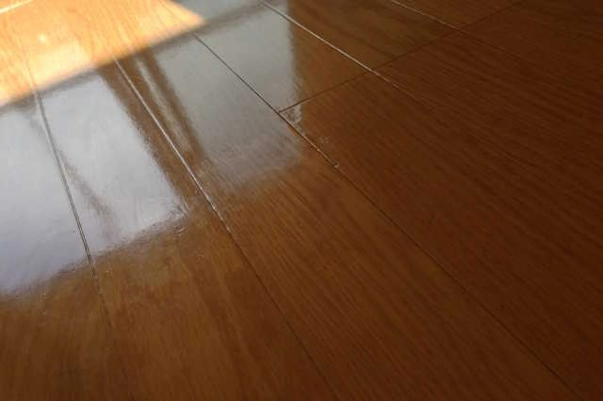 つやのあるフローリング表面