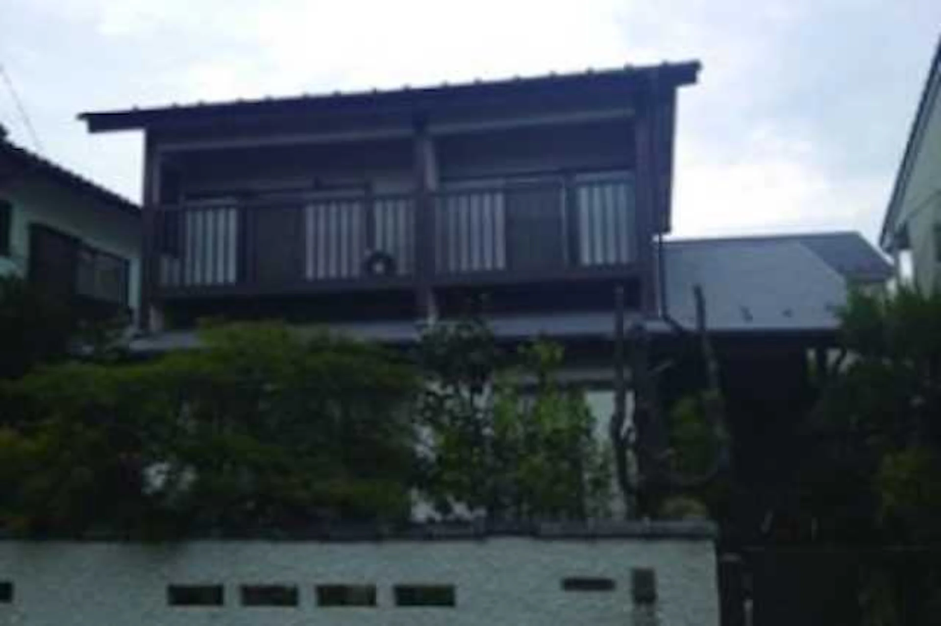 スレート屋根の二階建て住居