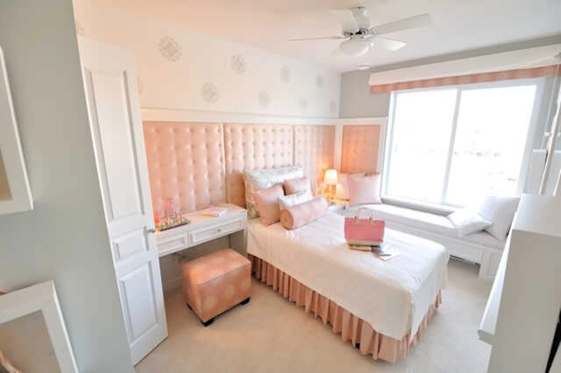 シーリングファンのある寝室