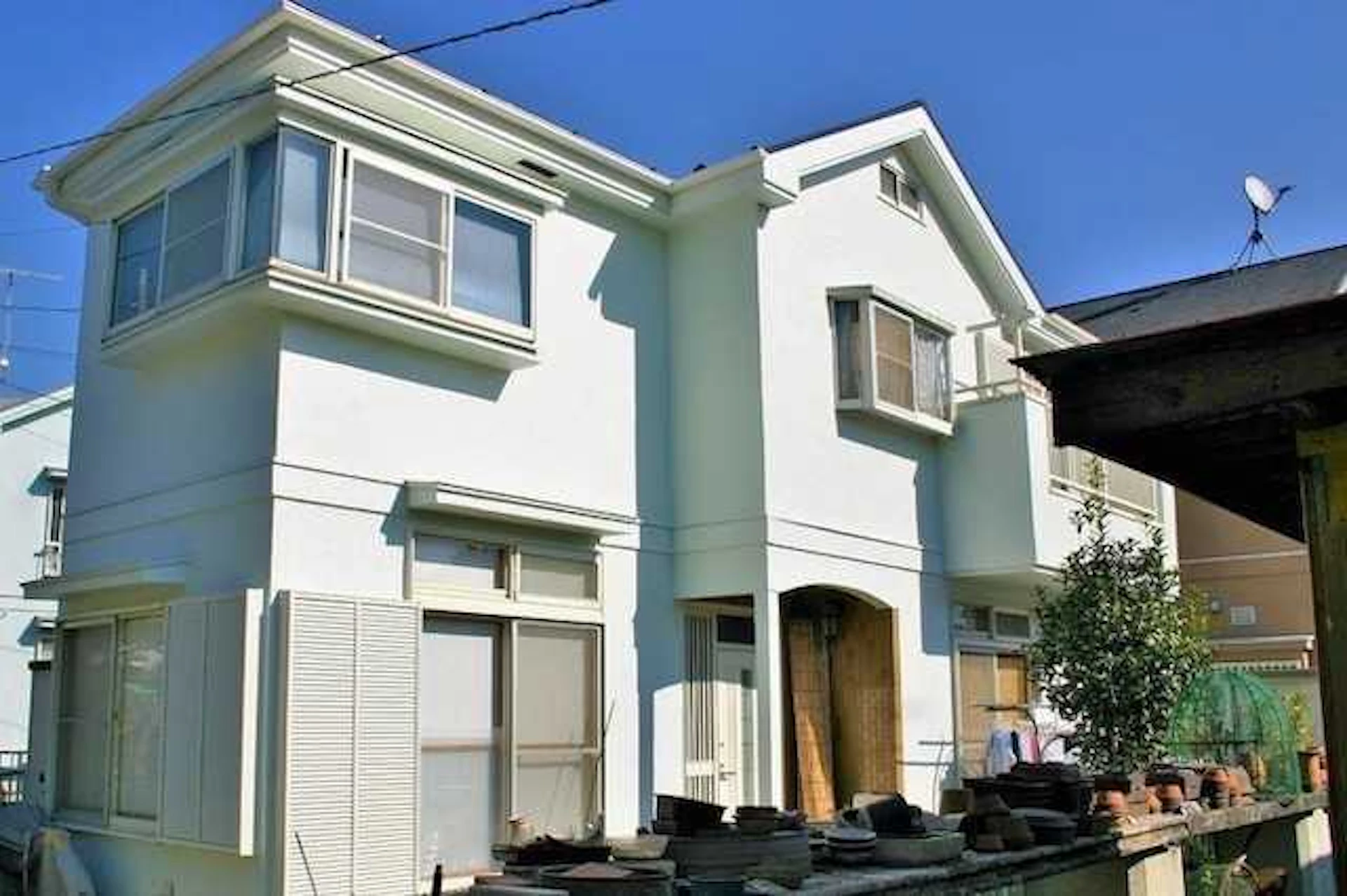 アイボリーの外壁の住宅