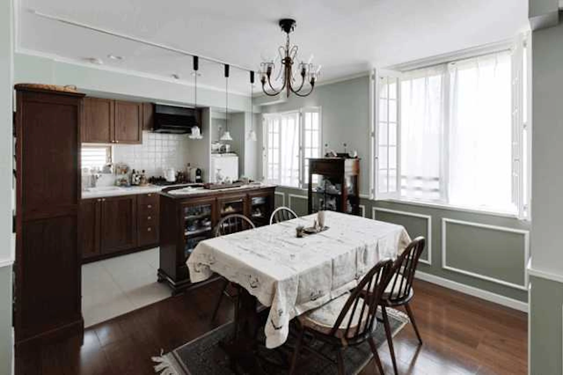 淡いグレーのクロスと腰板の白いラインがクラシックな印象のダイニング