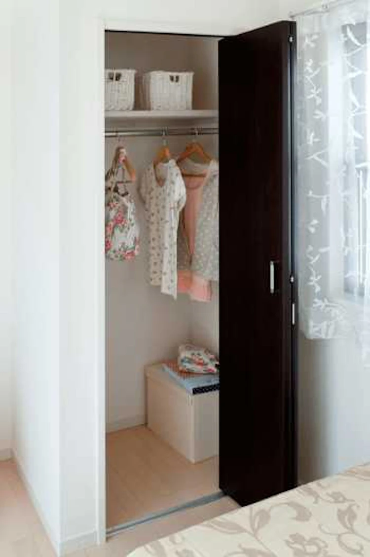 女性用の衣装が収納されているクローゼット