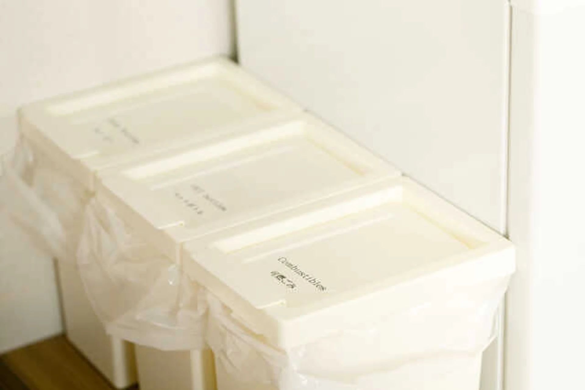 サムネイル：「キッチンのゴミ箱ってどうしてる？」収納アイデア実例まとめ♪