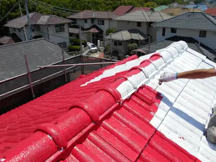 事例1:モニエル瓦を塗装で綺麗な赤色に復元