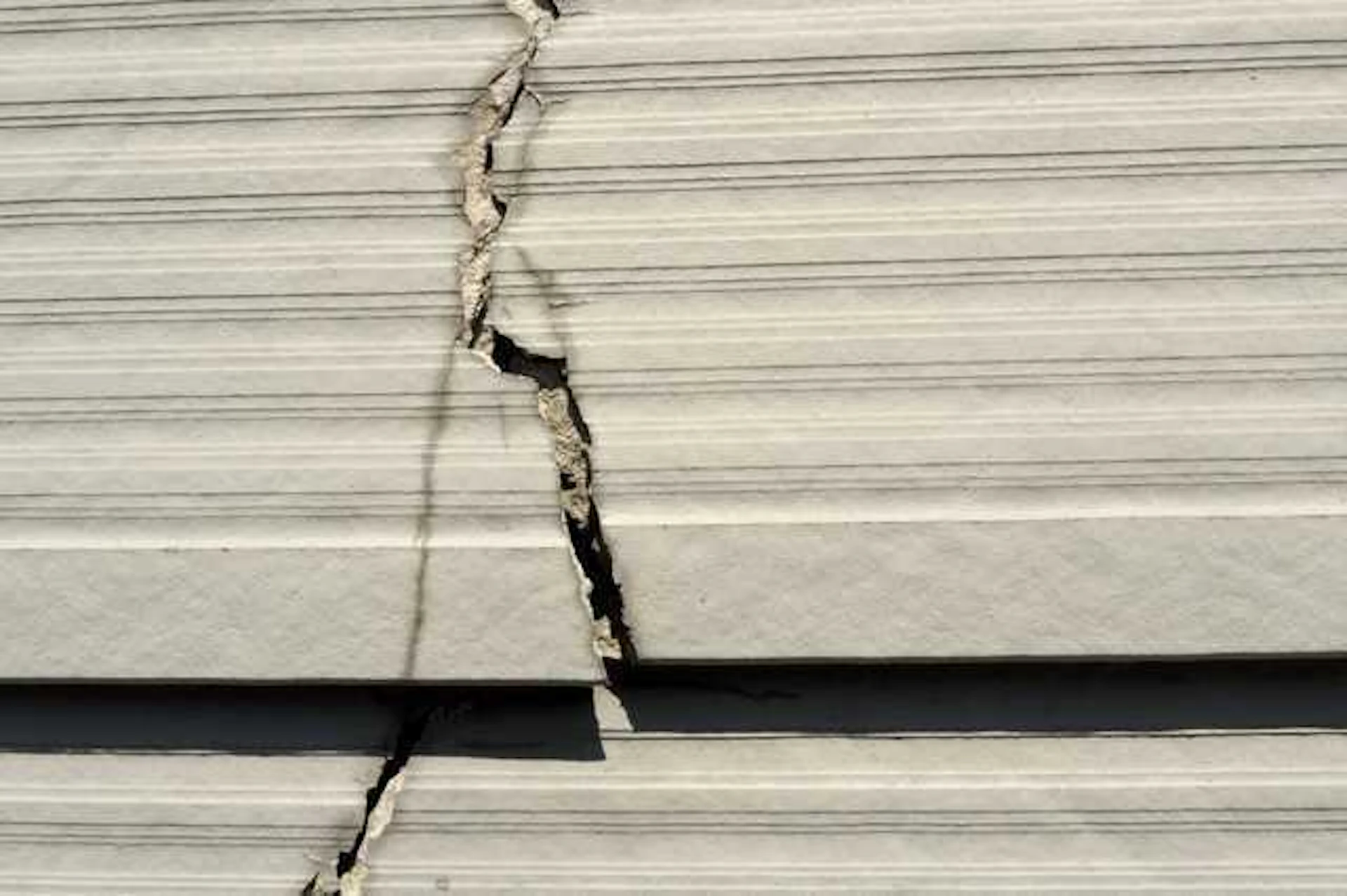 ⑧反り/浮き/割れ/欠けている箇所がある