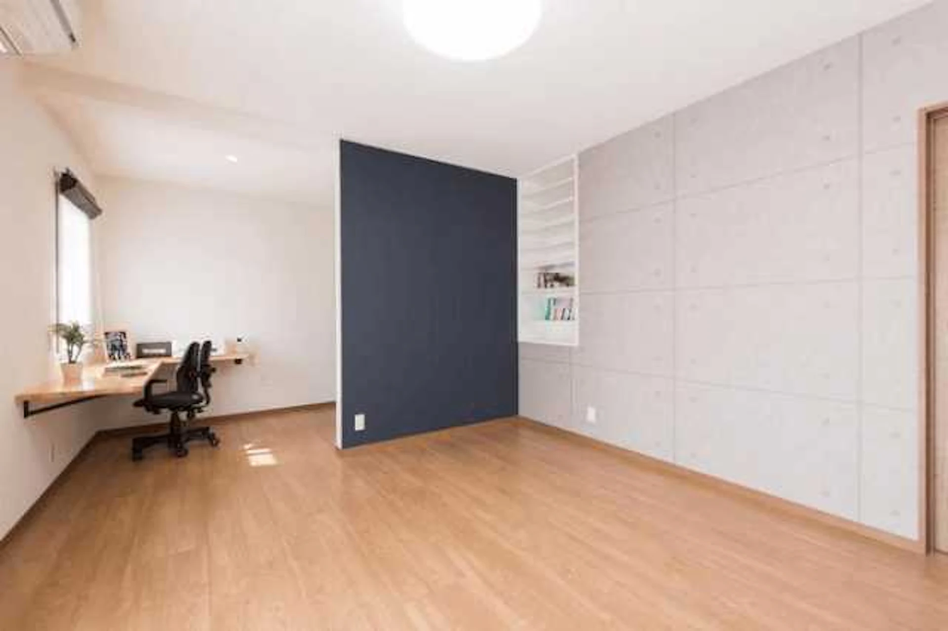 コンクリート打ちっぱなし風のクロスでクールに