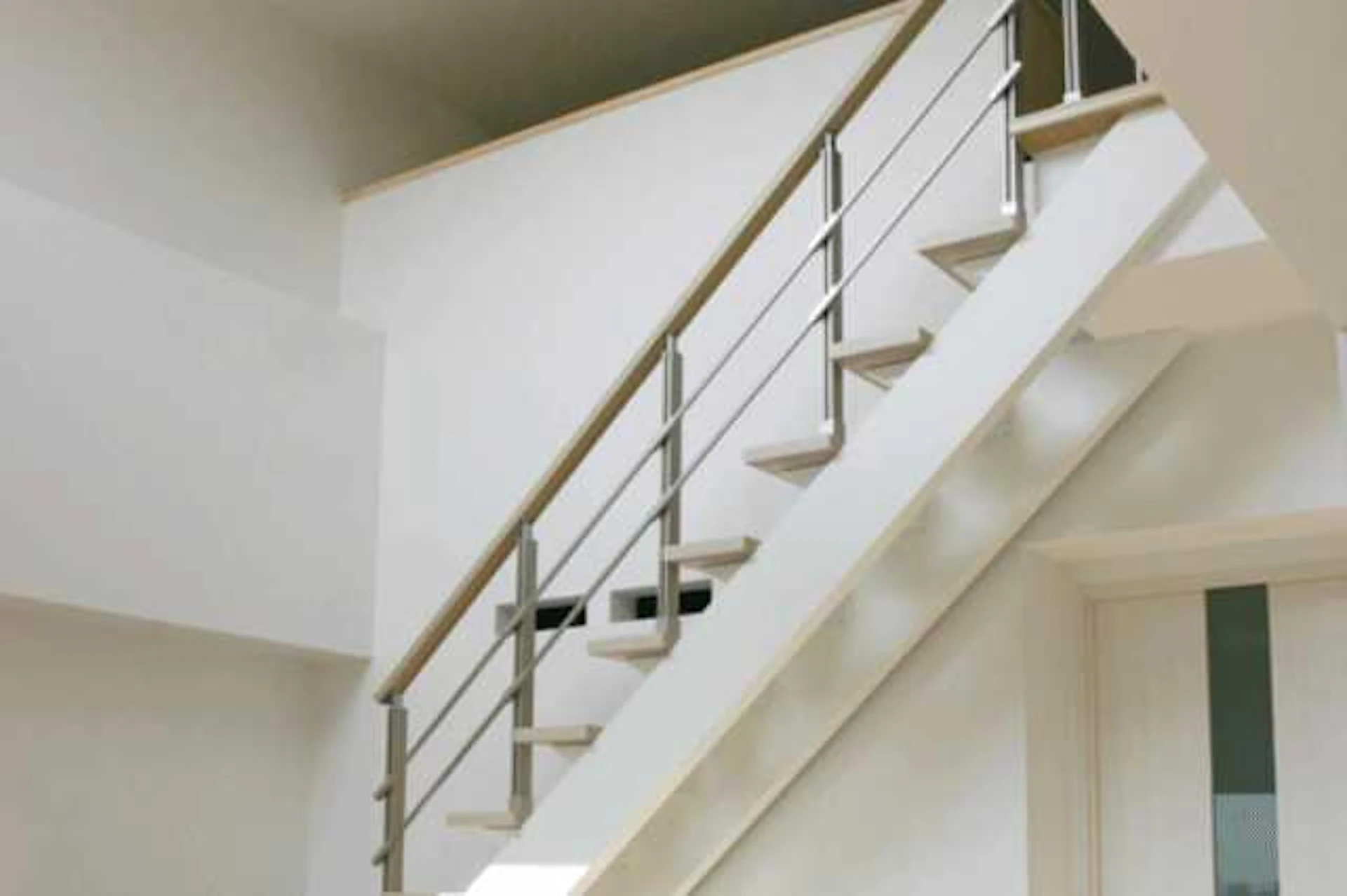 サムネイル：室内階段のリフォーム費用相場！価格帯ごとの施工内容や事例もご紹介