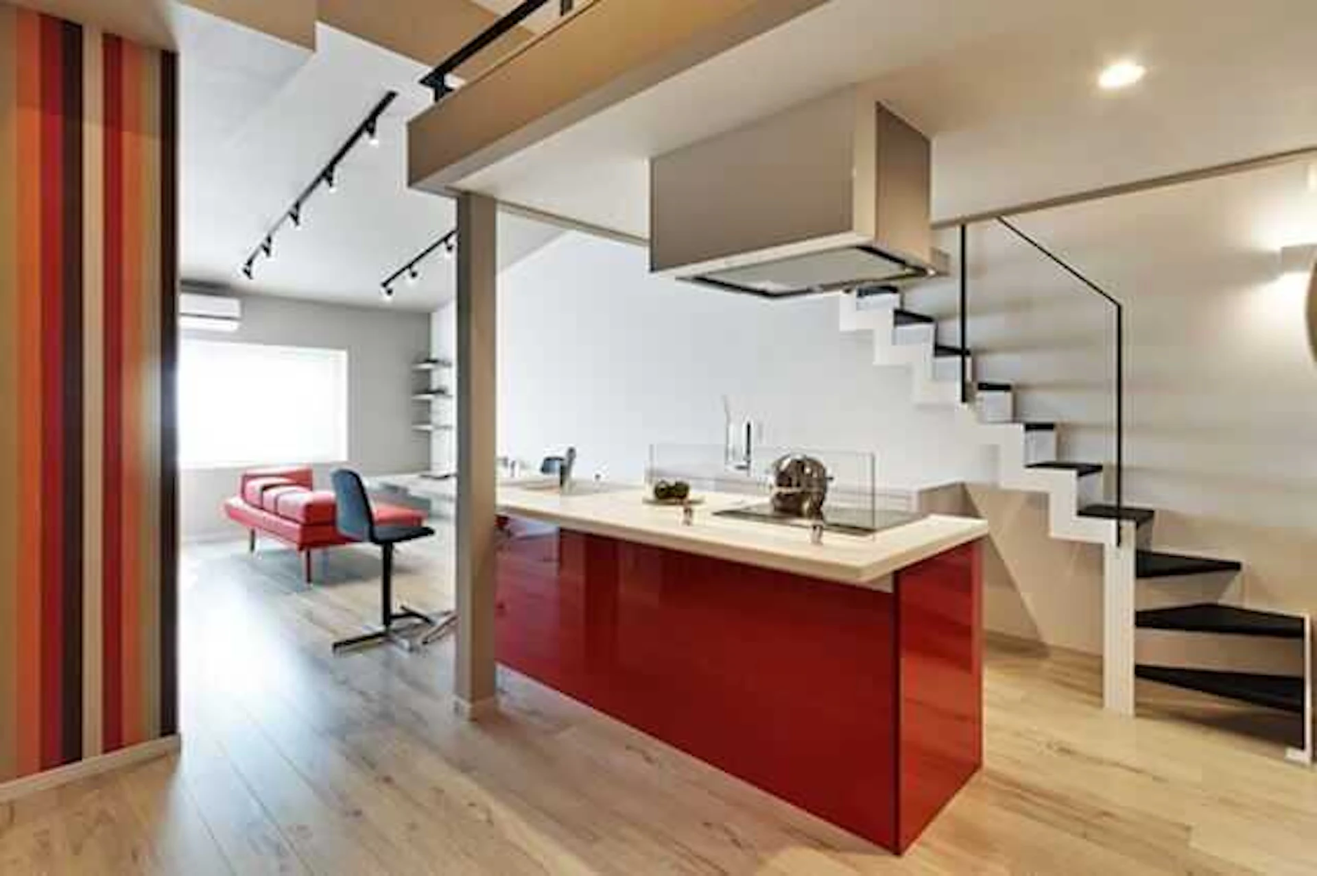 サムネイル：キッチンの色で迷う方へ！カラーの色別コーディネート事例＆選び方のポイントまとめ