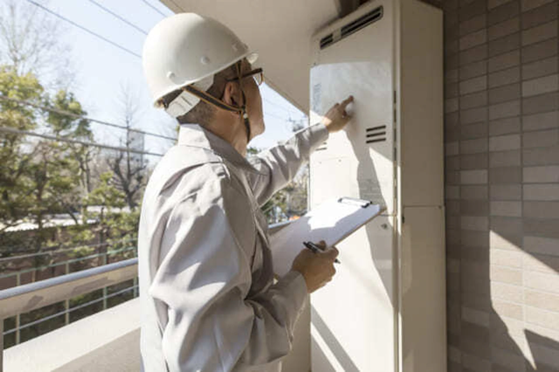 給湯器を点検する男性作業員