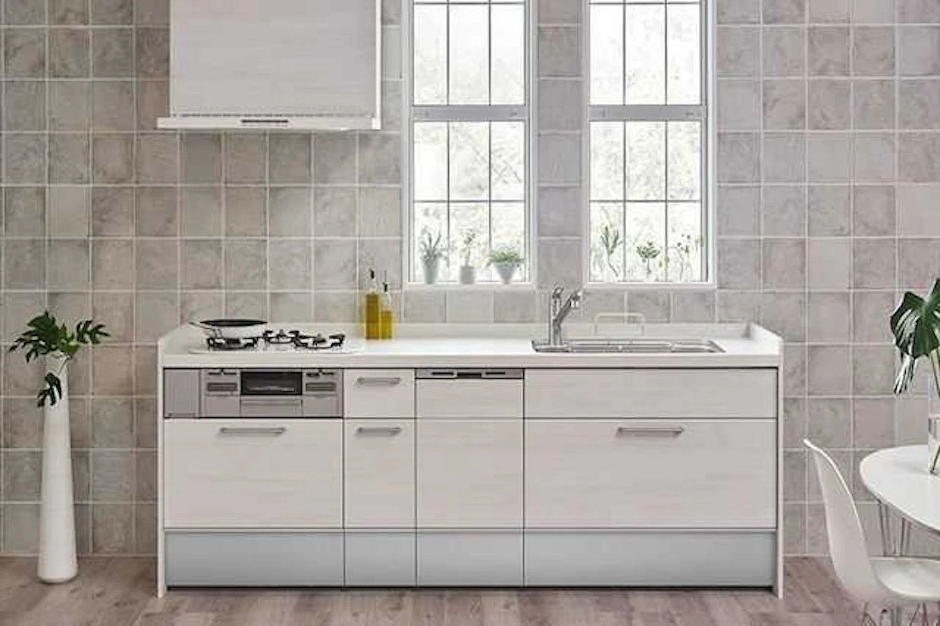 グレーの壁面に映える、白系のシステムキッチン