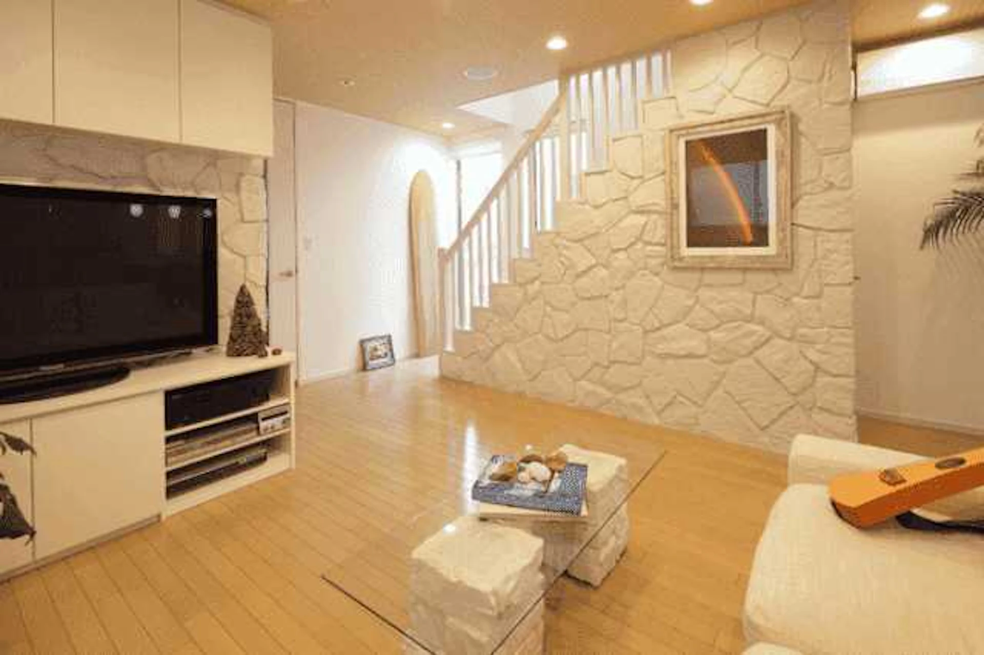 リビングの壁紙の選び方とは？リフォーム価格・おすすめコーディネート例7選＋α