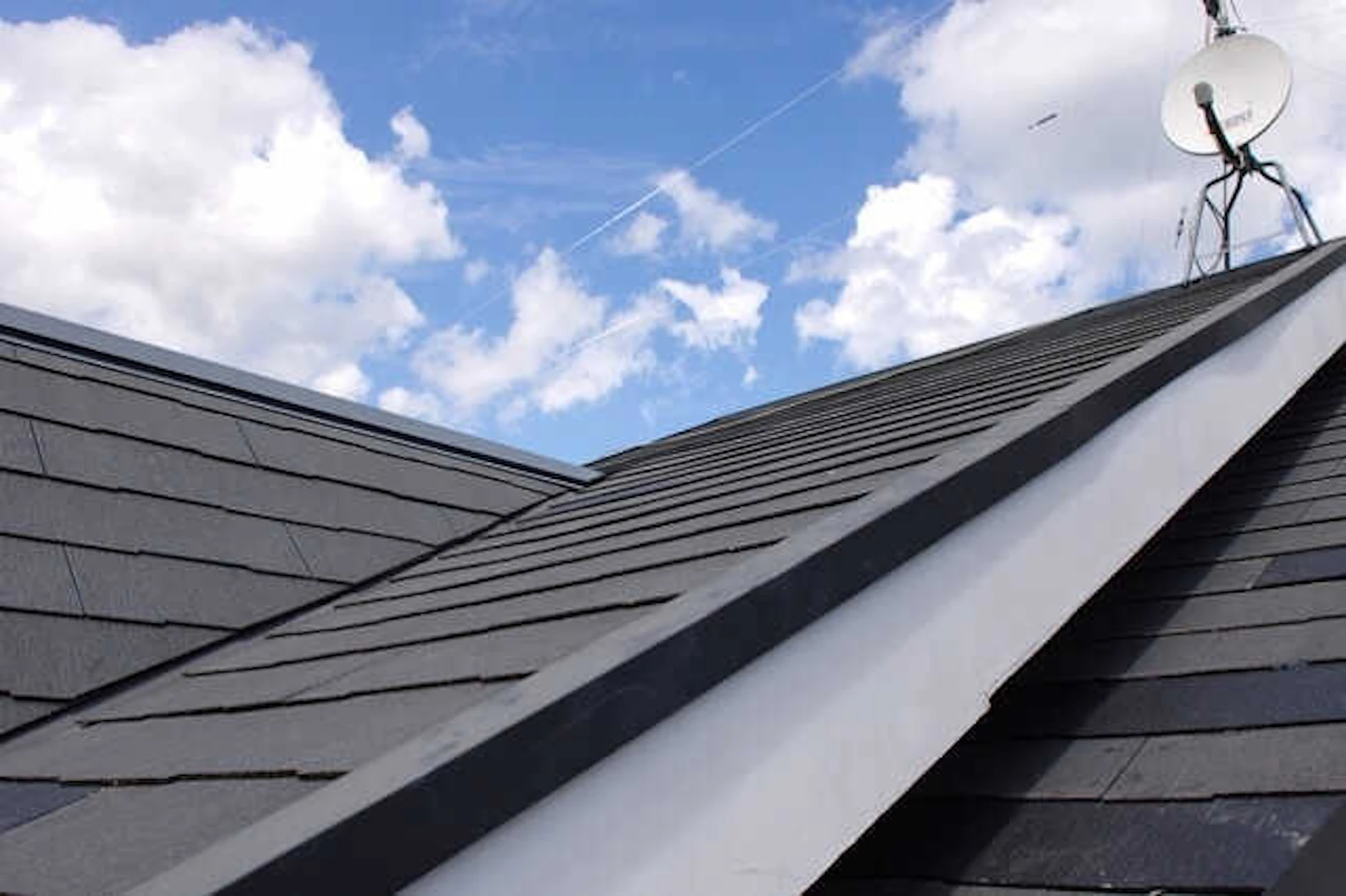 アンテナが経っている屋根