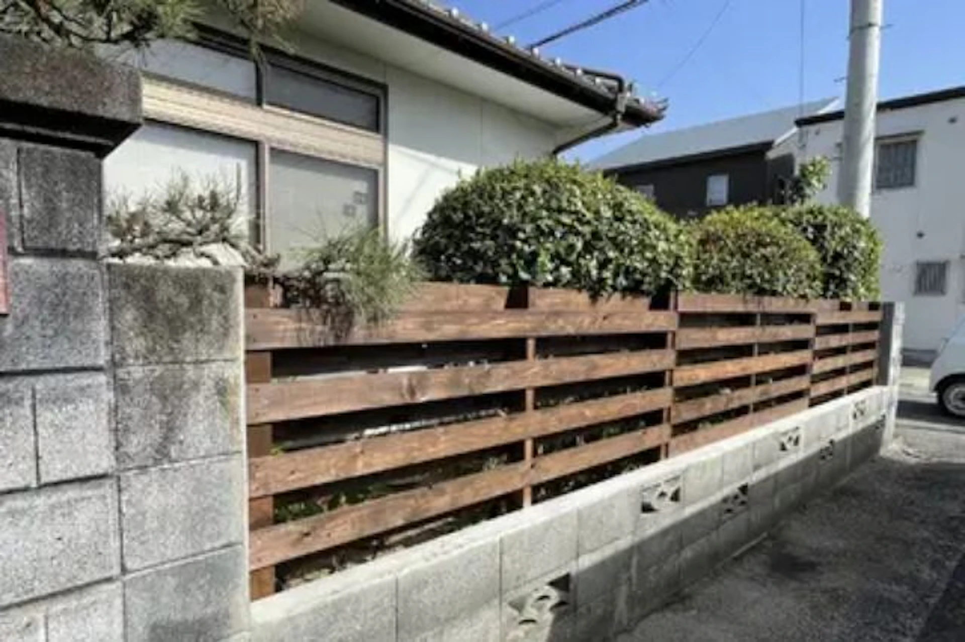 事例2: 機能性と軽やかな印象のあるフェンスに交換した事例