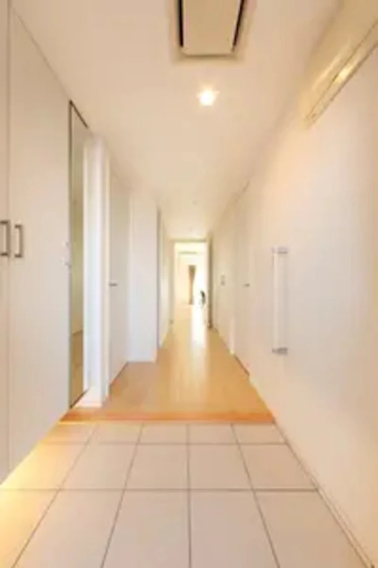 事例7:ドアや壁紙を白色にして統一感のある玄関