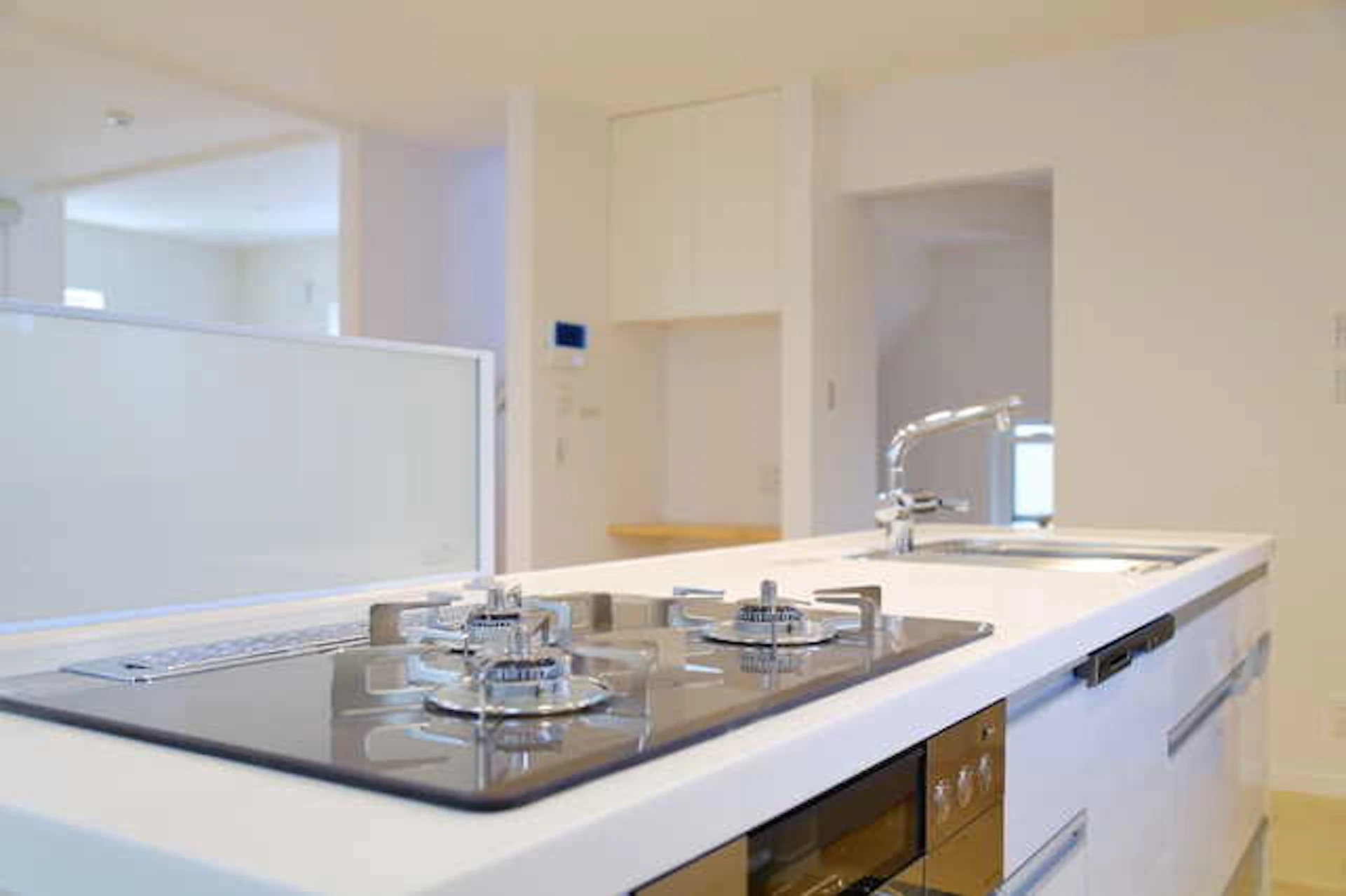 サムネイル：アイランドキッチンは収納が少ない？見せる収納事例や工夫をご紹介