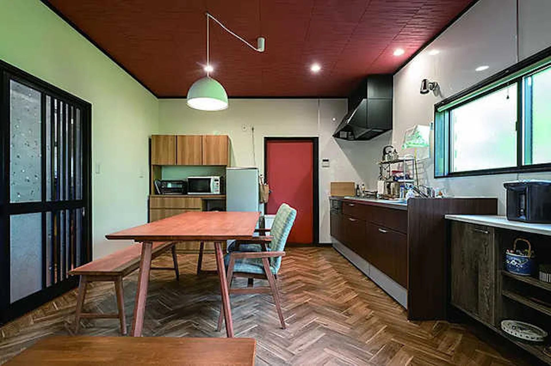 床材はダークな色の木材にする