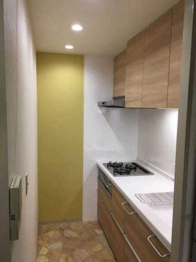 TOTOの『ミッテ』イエローグリーンのアクセントクロスや、石目調の床材