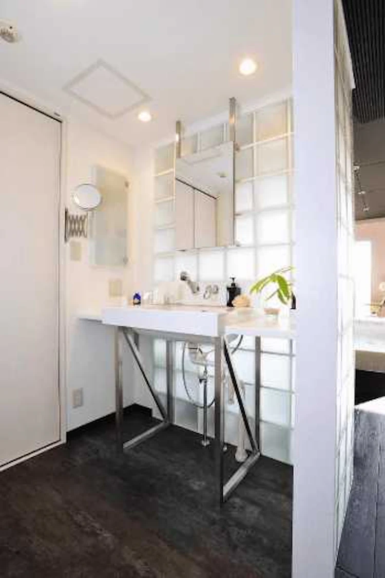 狭い洗面所に開放感を