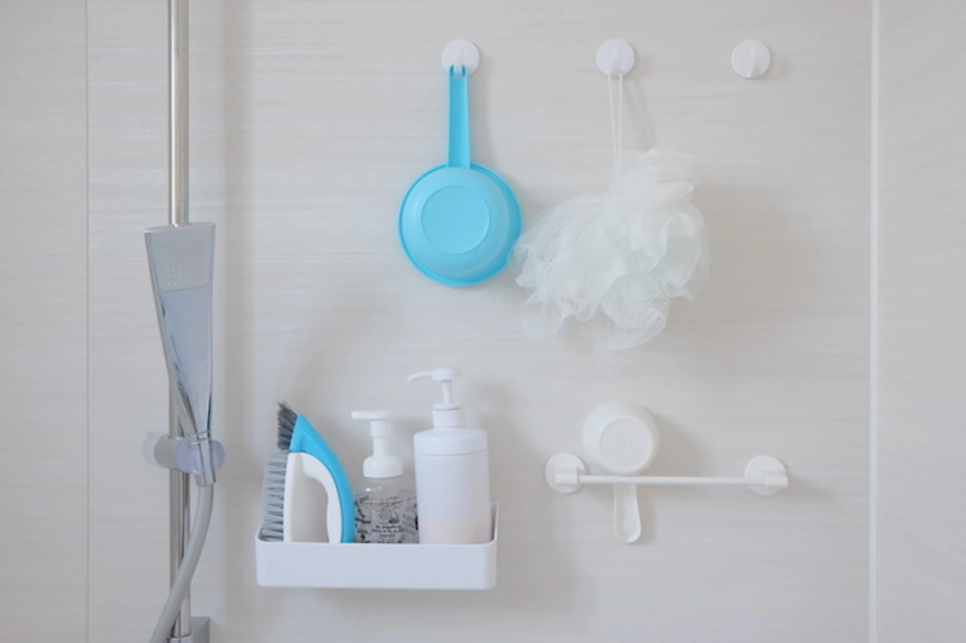 壁面を有効活用する吸盤収納のコツ