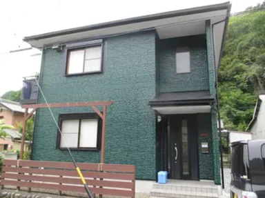 深みグリーンがアクセントのお洒落な外壁へ