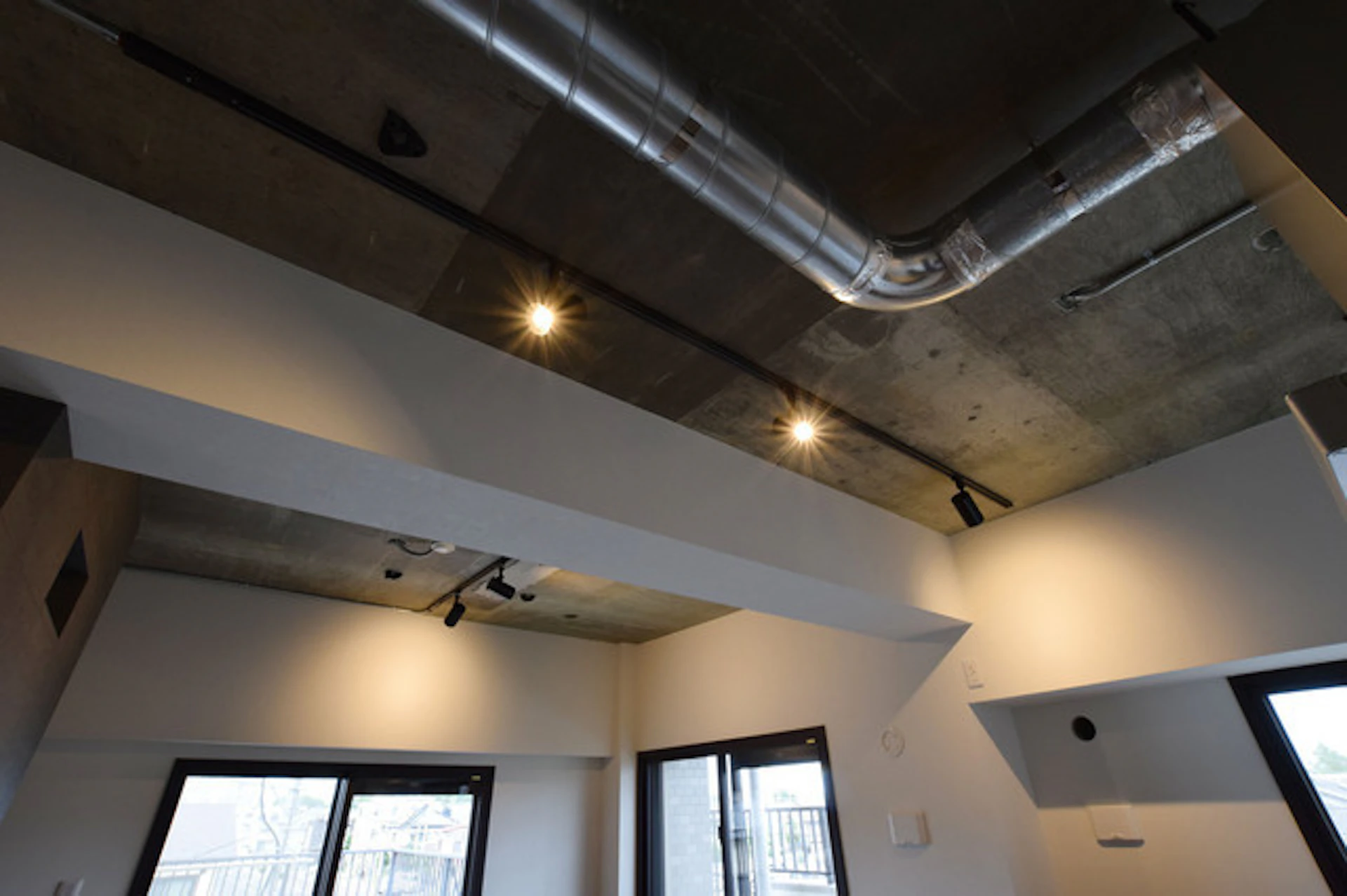 事例3:ダクト・配管を活かす！洗練されたカフェ風リノベーション