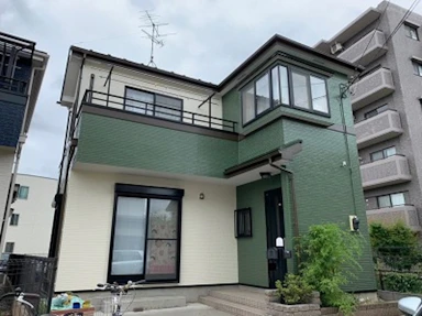 カーキ×クリームのツートーンでお洒落な外壁に