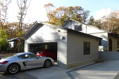 【住宅とデザインを統一した別棟ガレージ】