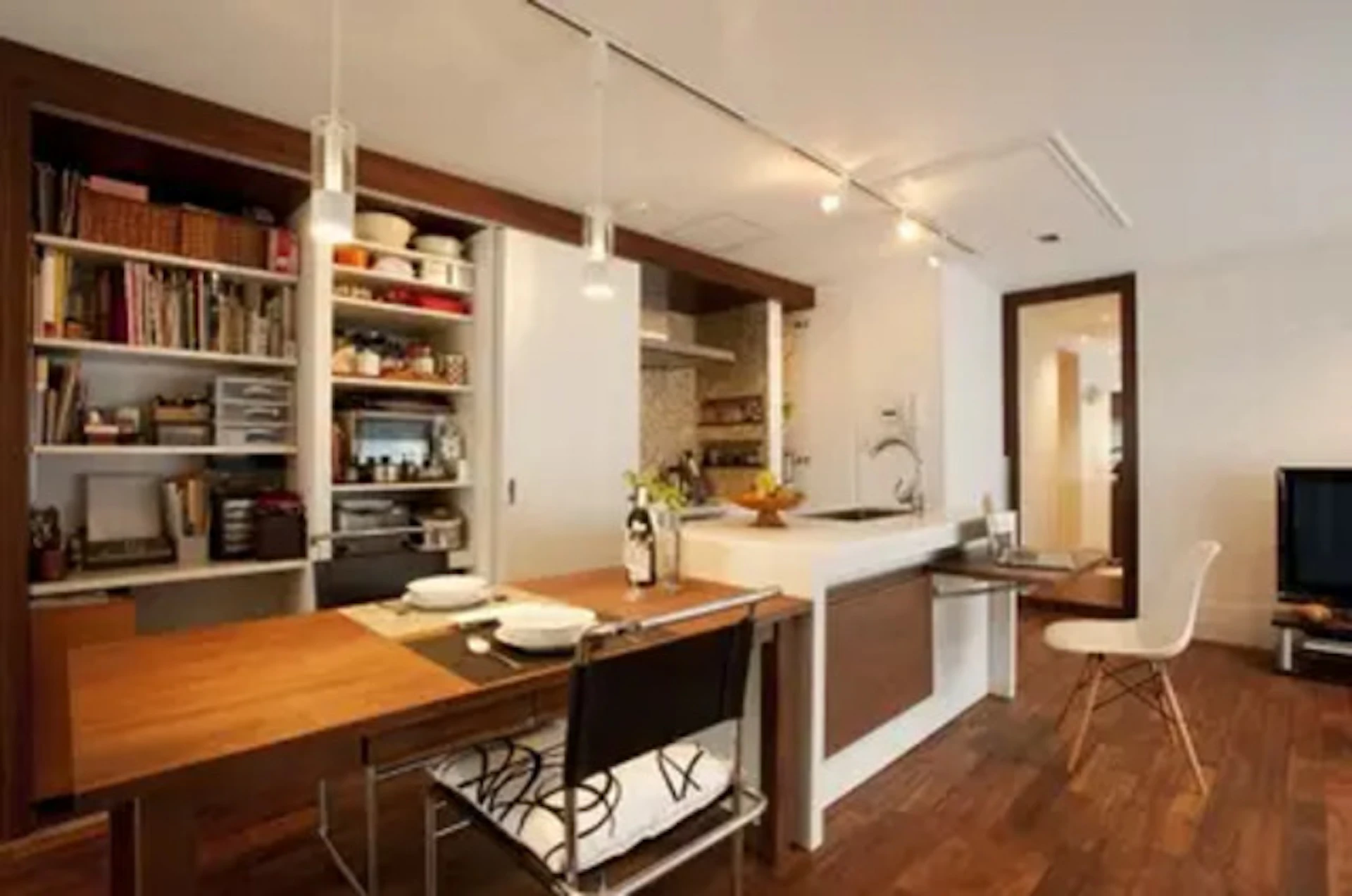 事例1 天井近くまである大きなキッチン収納