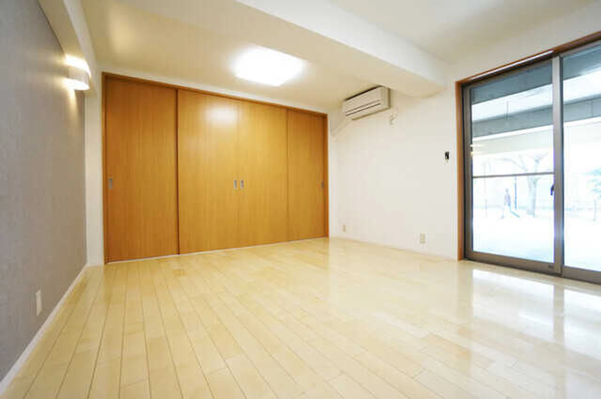 事例4:地下駐車場を改装して寝室兼書斎を実現