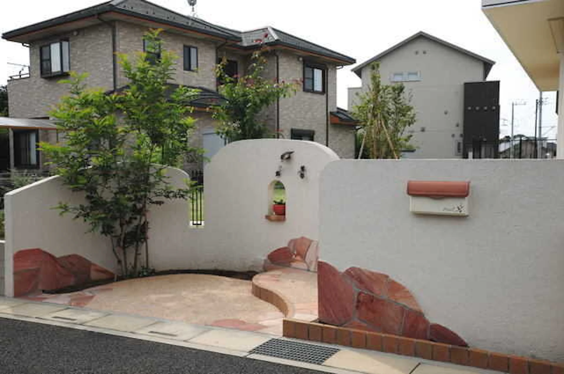 サムネイル:"ヨーロッパ風のアプローチ" にしたいなら、天然石を使うのがおすすめ♡