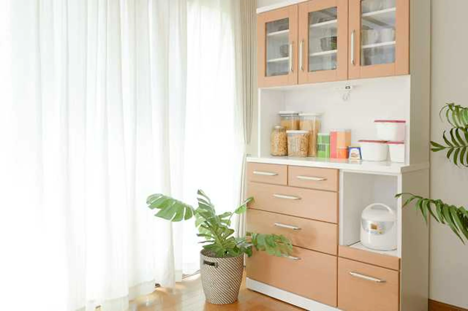 サムネイル：どれがお好み？人気ブランドのキッチンボード(食器棚)をご紹介♪