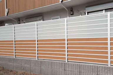 目隠しフェンスの費用｜10mでいくら？素材と選び方、施工事例もご紹介