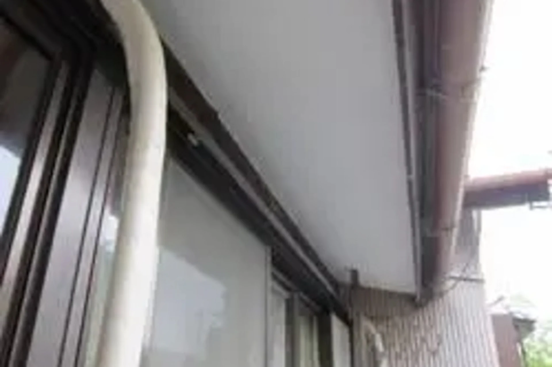 事例1: 経年劣化でめくれた軒天を美しくリフォーム