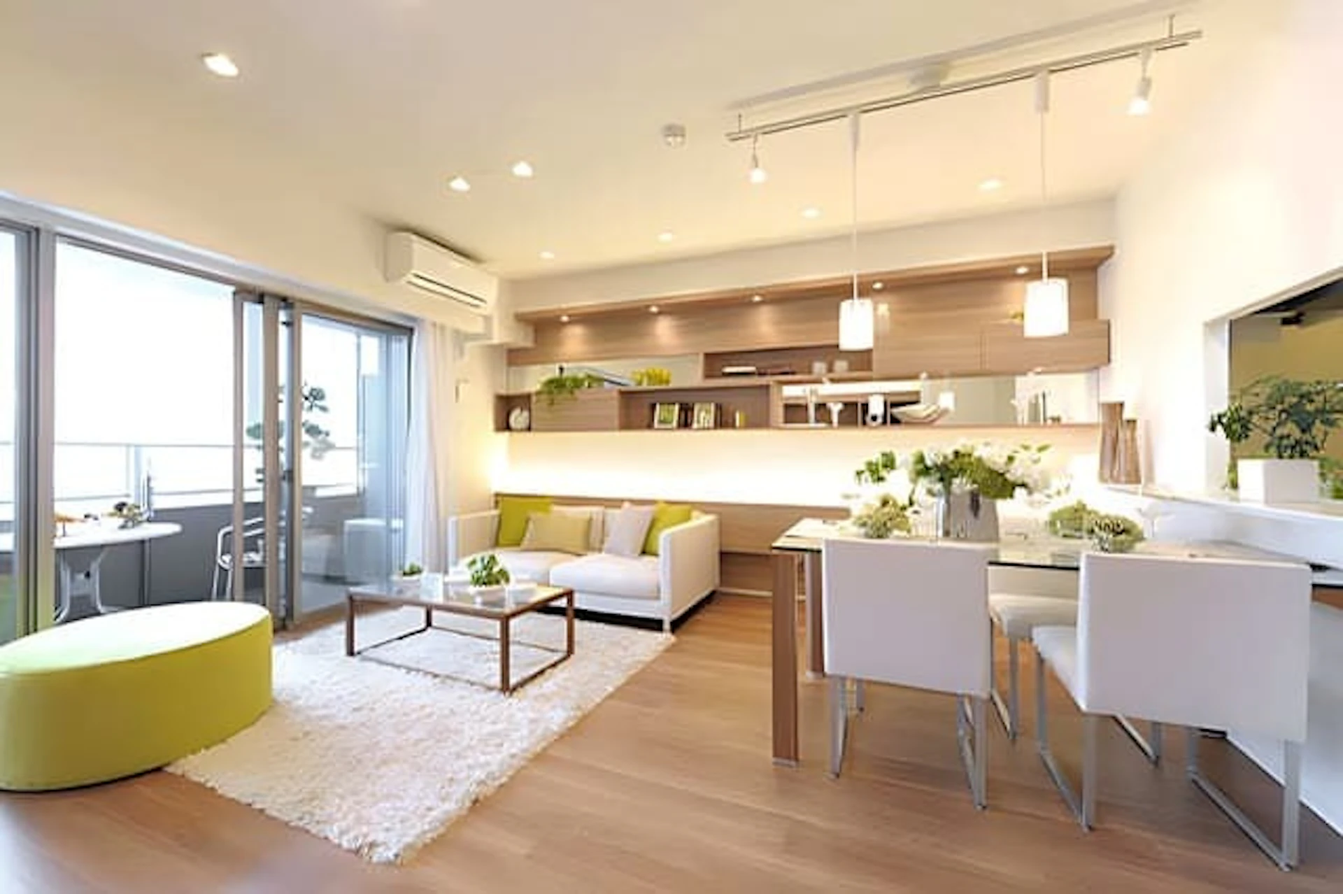 開放的で明るくポップな雰囲気のリビングルーム