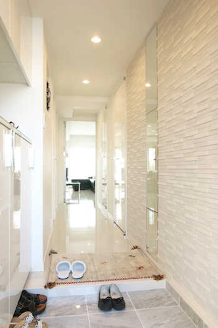 カラーは白を基調に